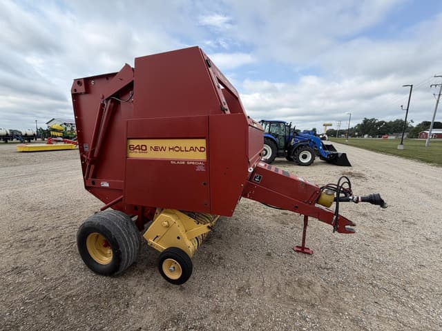 Image of New Holland 640 equipment image 1