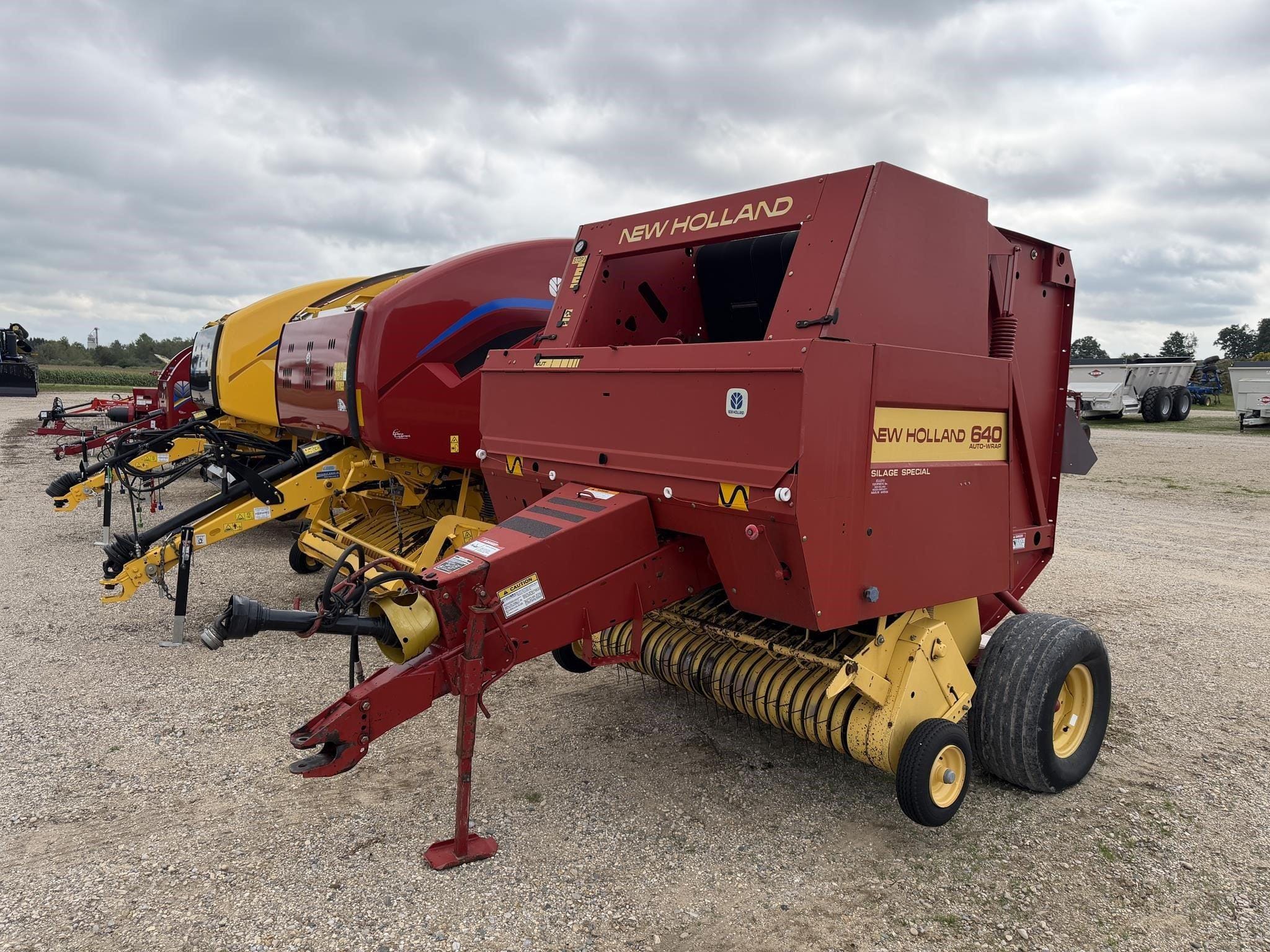1995 New Holland 640 Equipment Image0