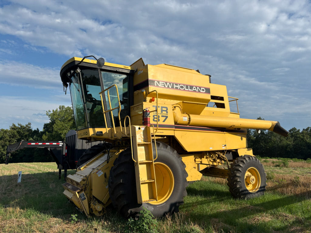 1995 New Holland TR87 Equipment Image0