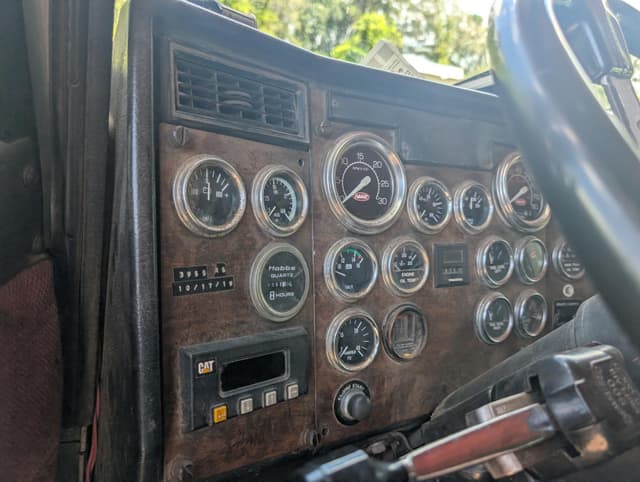 Image of Peterbilt 330 equipment image 2