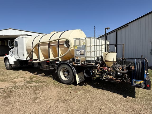 Image of Peterbilt 330 equipment image 3