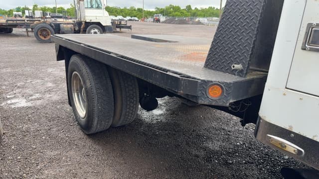 Image of Peterbilt 330 equipment image 4