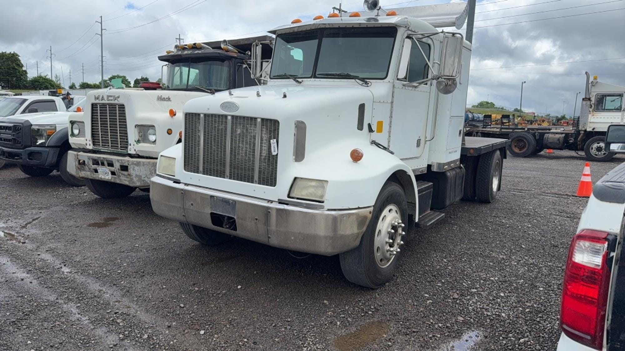 1995 Peterbilt 330 Equipment Image0