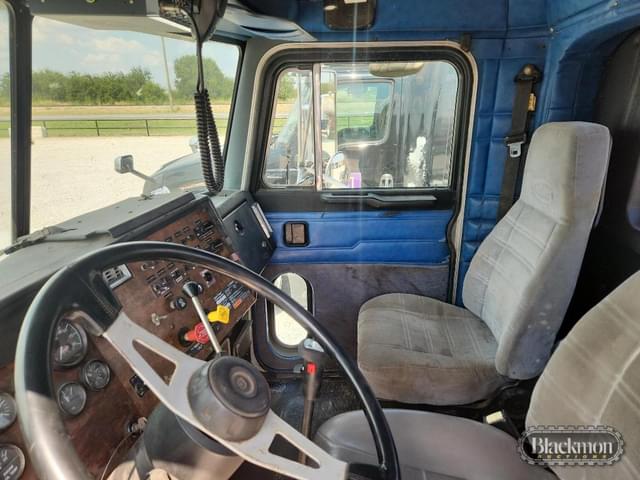 Image of Peterbilt 377 equipment image 3
