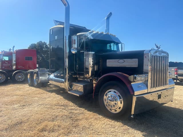 Image of Peterbilt 379 equipment image 1