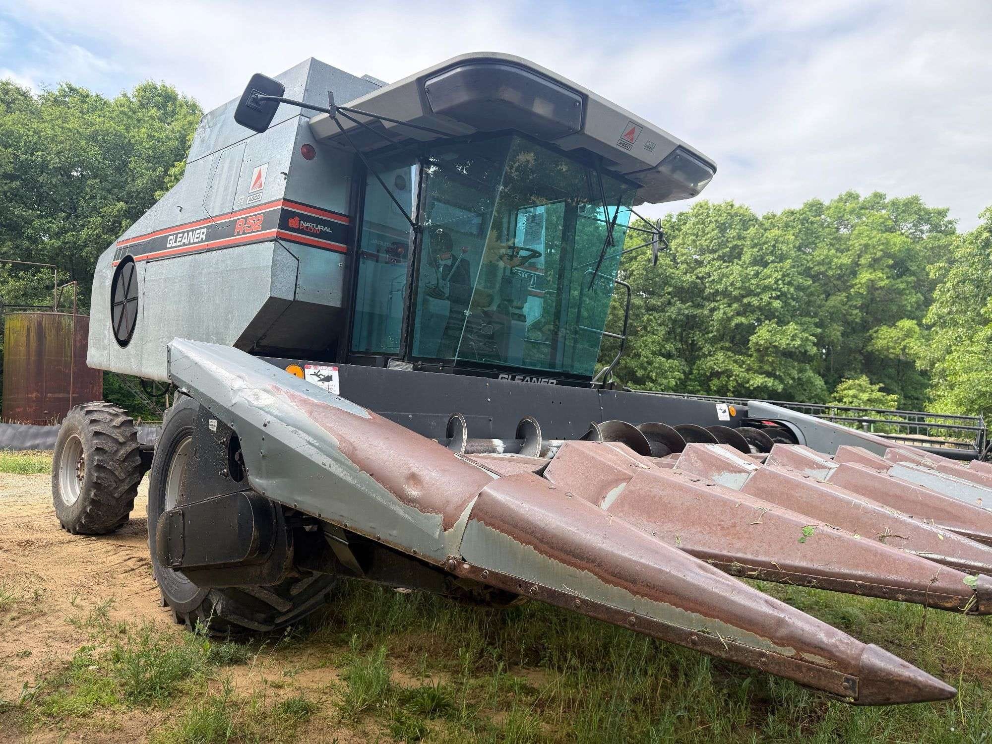 1995 Gleaner R52 Equipment Image0