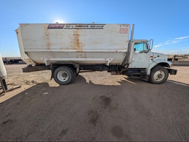 Image of International 4900 equipment image 3