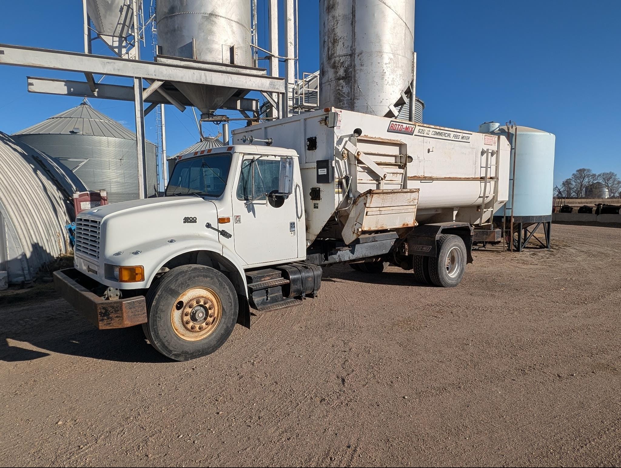 1995 International 4900 Equipment Image0