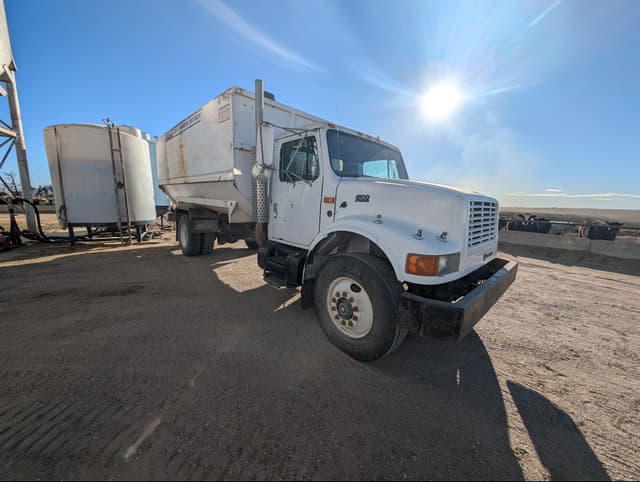 Image of International 4900 equipment image 4