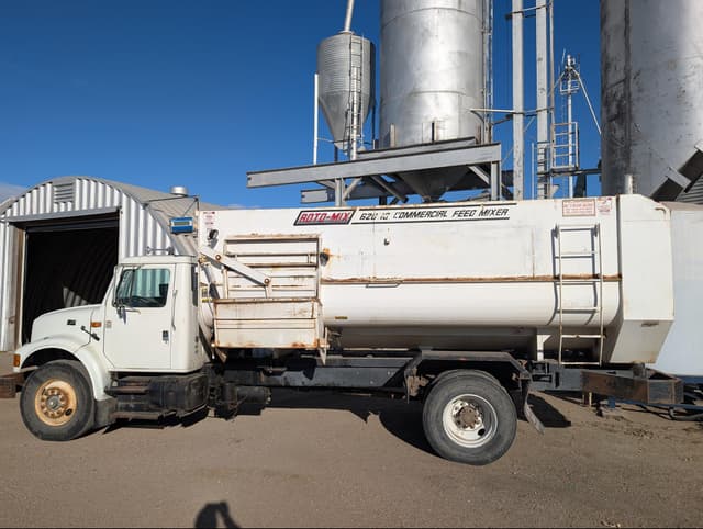 Image of International 4900 equipment image 1