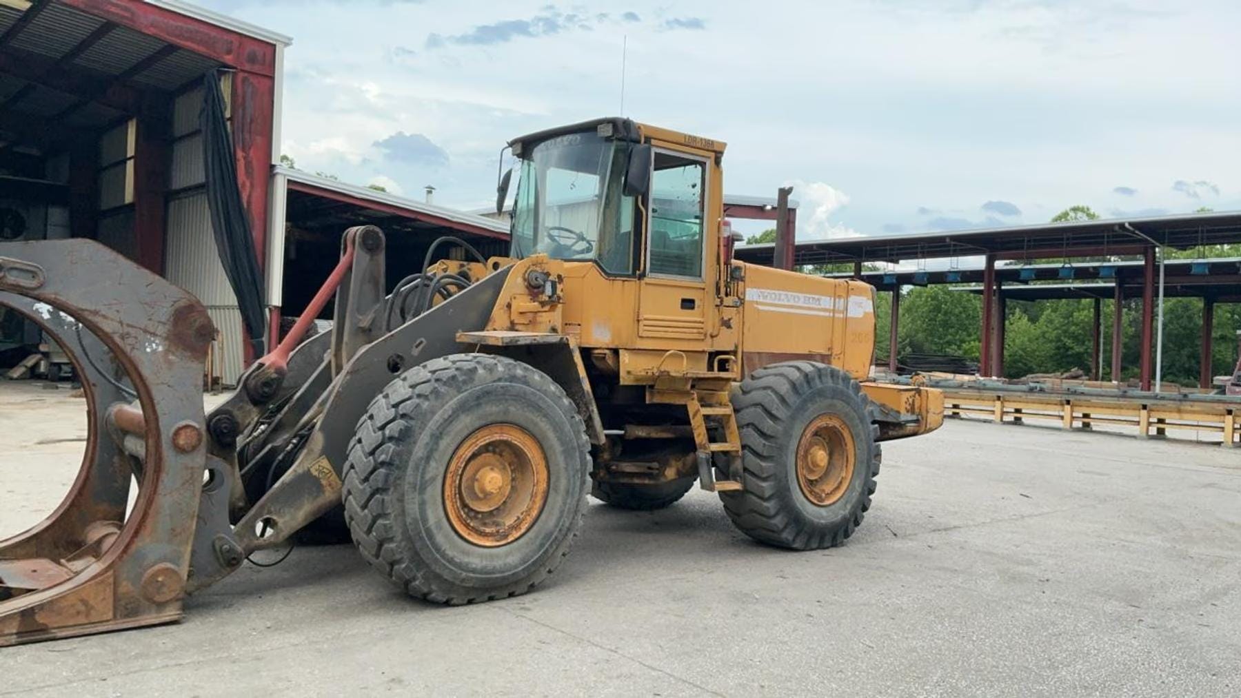 1995 Volvo L120C Equipment Image0