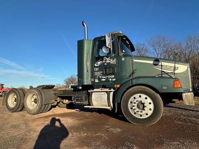 Image of White GMC WCA64T equipment image 4