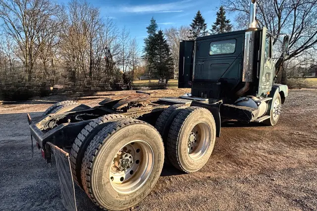 Image of White GMC WCA64T equipment image 4