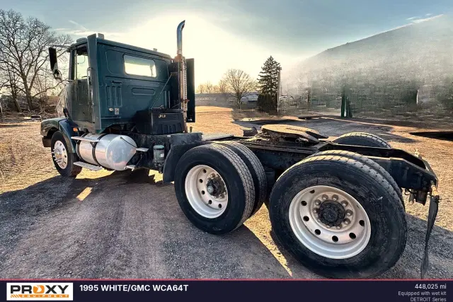 Image of White GMC WCA64T equipment image 3