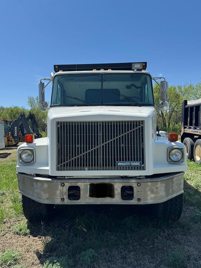 1995 White GMC Undetermined Equipment Image0