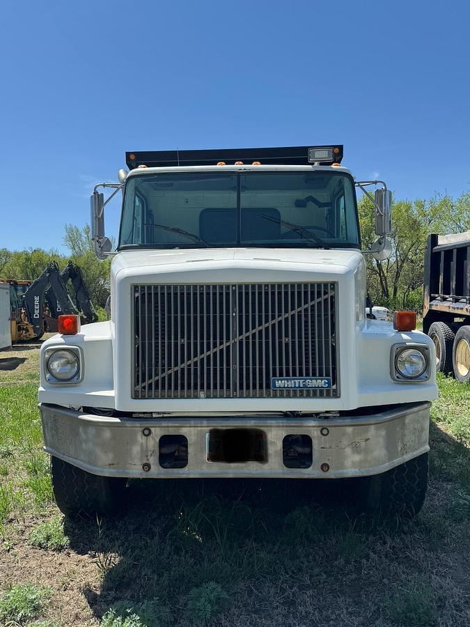 Image of White GMC Undetermined Primary image