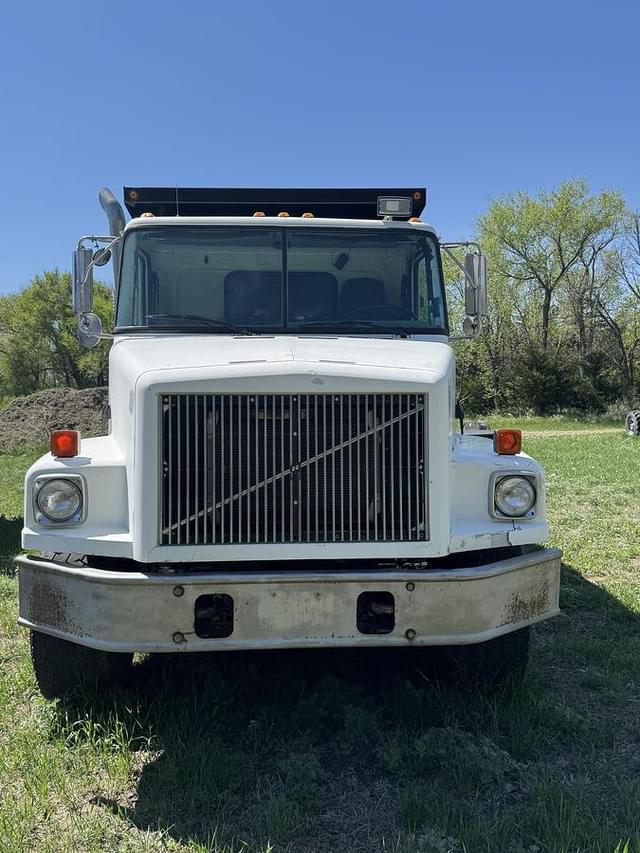 Image of White GMC Undetermined equipment image 1