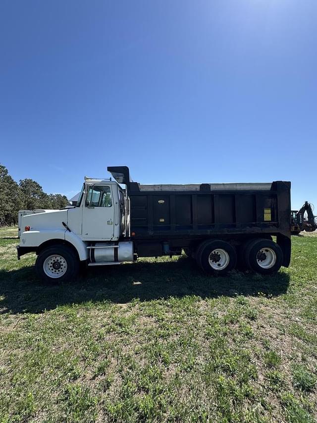 Image of White GMC Undetermined equipment image 3