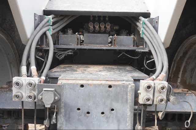 Image of AGCO 8425 equipment image 4