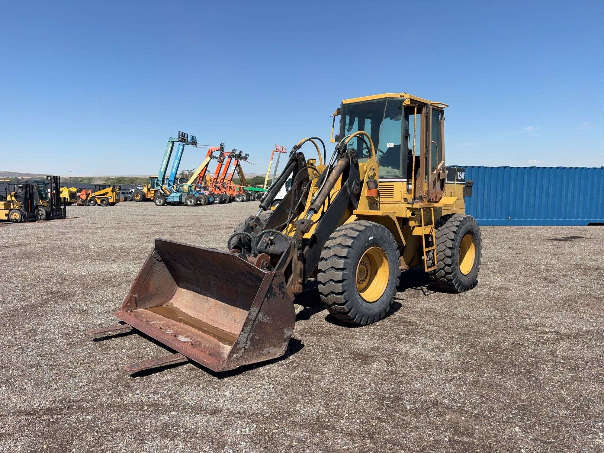1996 Caterpillar IT24F Equipment Image0