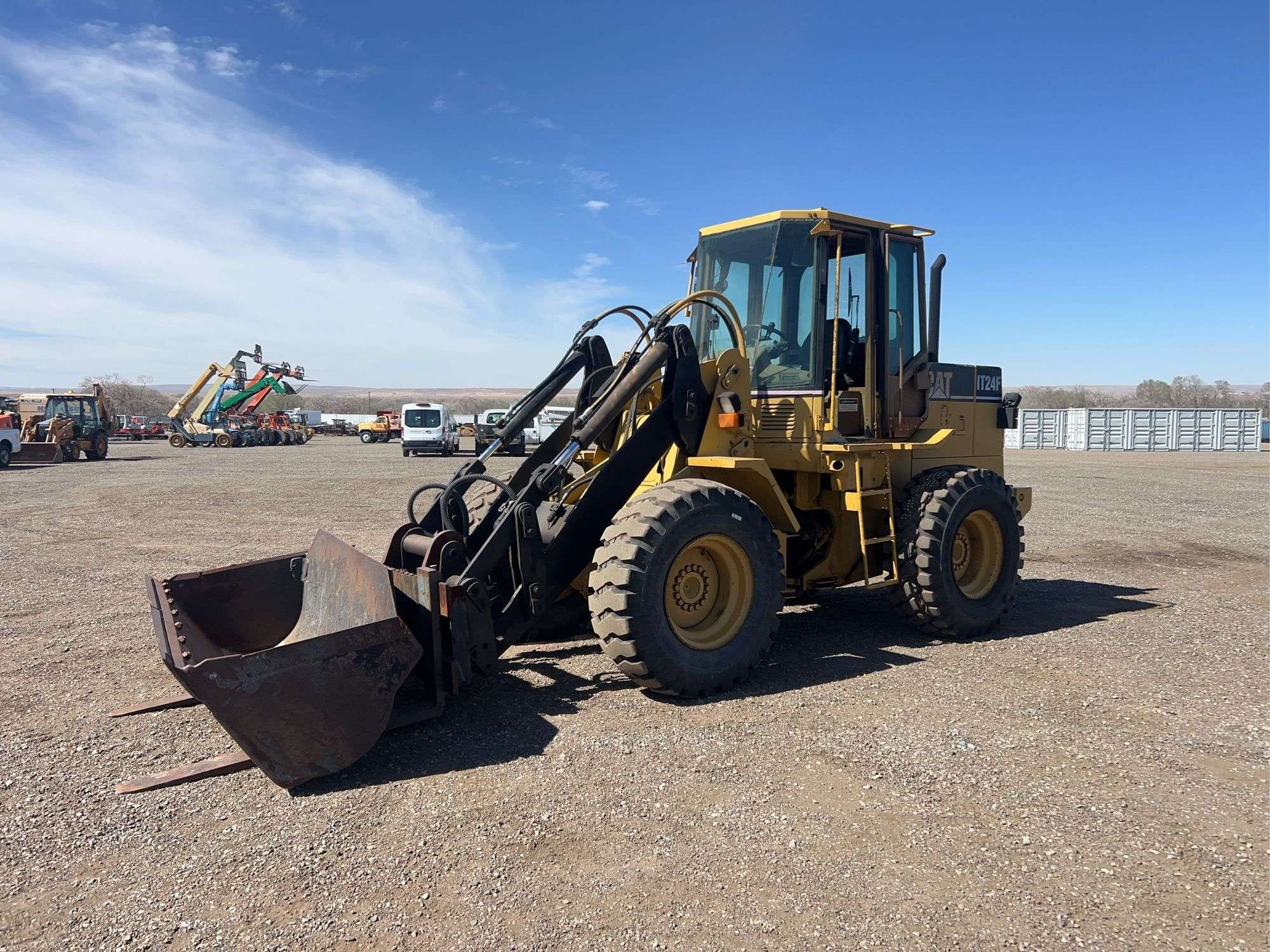 1996 Caterpillar IT24F Equipment Image0