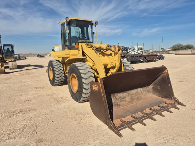 Image of Caterpillar 938F equipment image 2