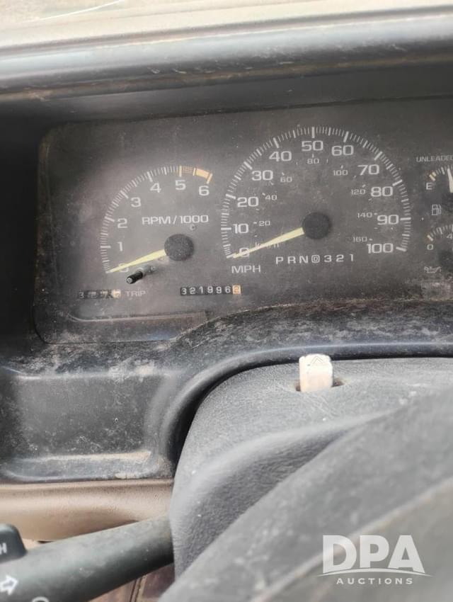 Image of Chevrolet 2500 equipment image 3
