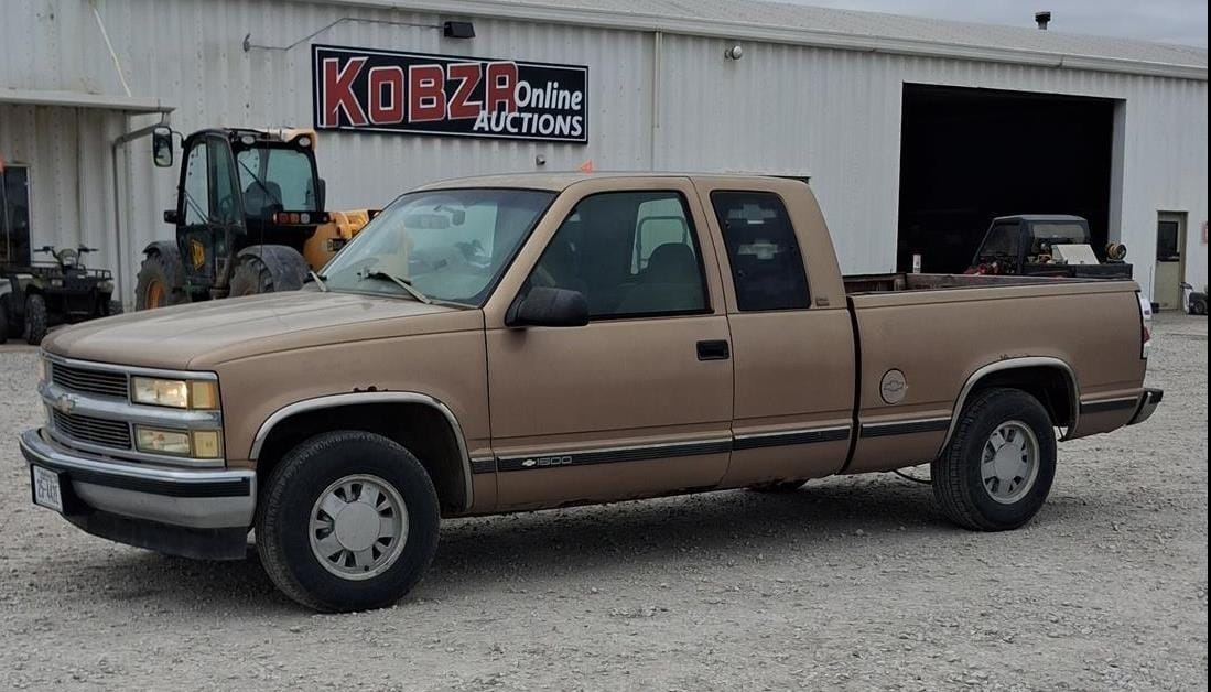 1996 Chevrolet GMT400 Equipment Image0
