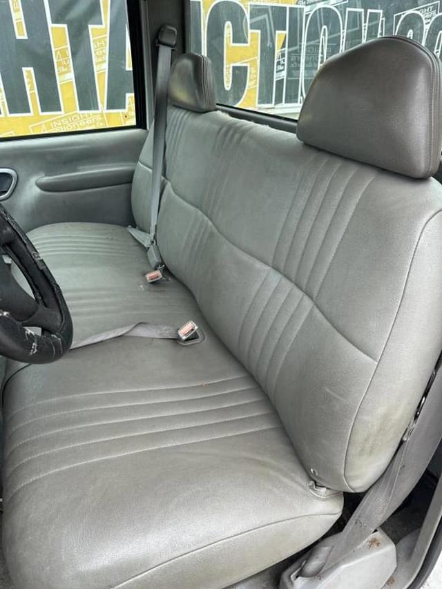 Image of Chevrolet 2500 equipment image 4