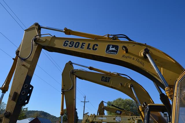 Image of John Deere 690E LC equipment image 3