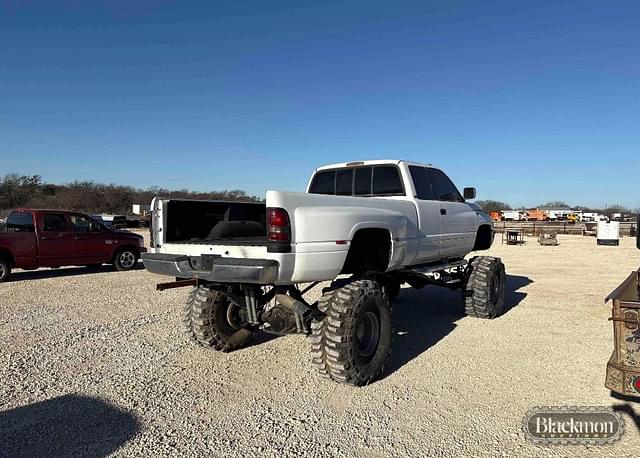 Image of Dodge Ram 2500 equipment image 3