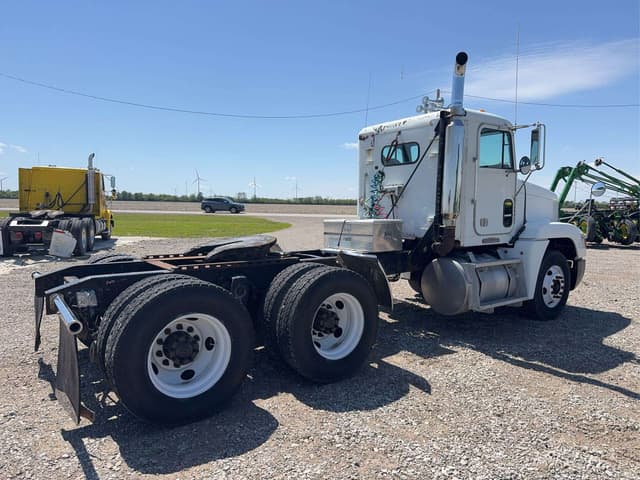 Image of Freightliner FLD120 equipment image 3