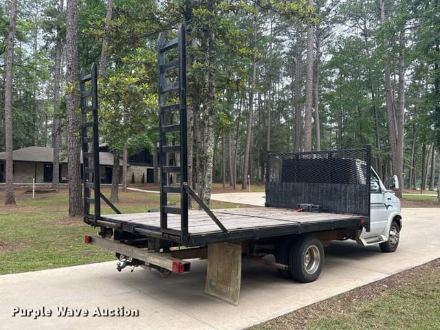Image of Ford E-350 equipment image 4