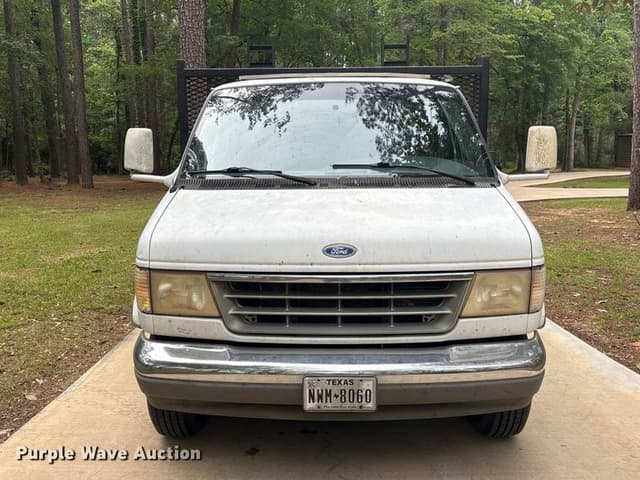 Image of Ford E-350 equipment image 1