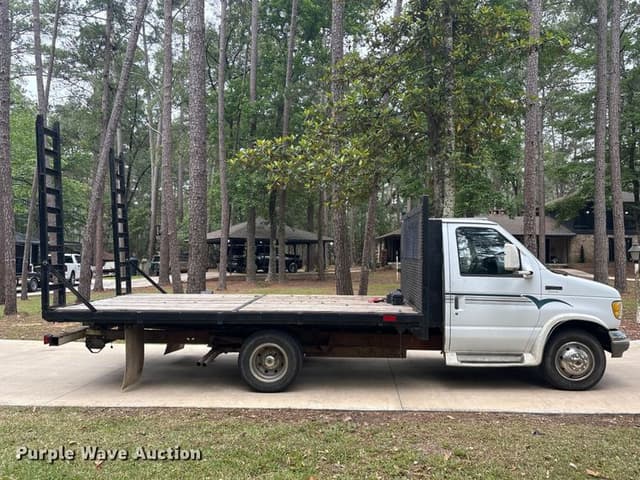 Image of Ford E-350 equipment image 3