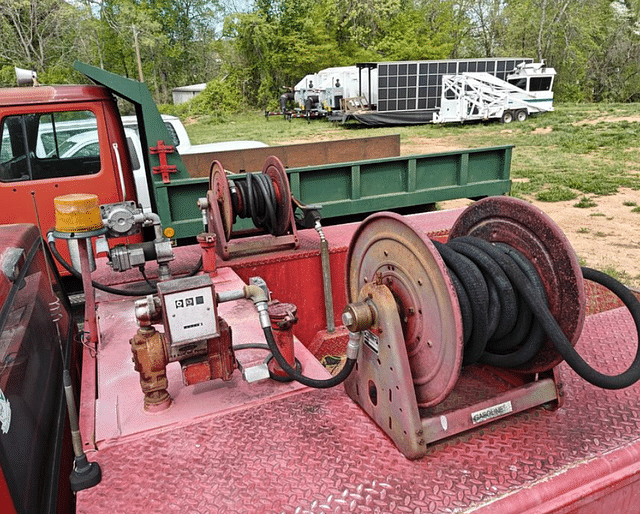 Image of Ford F-350 equipment image 2