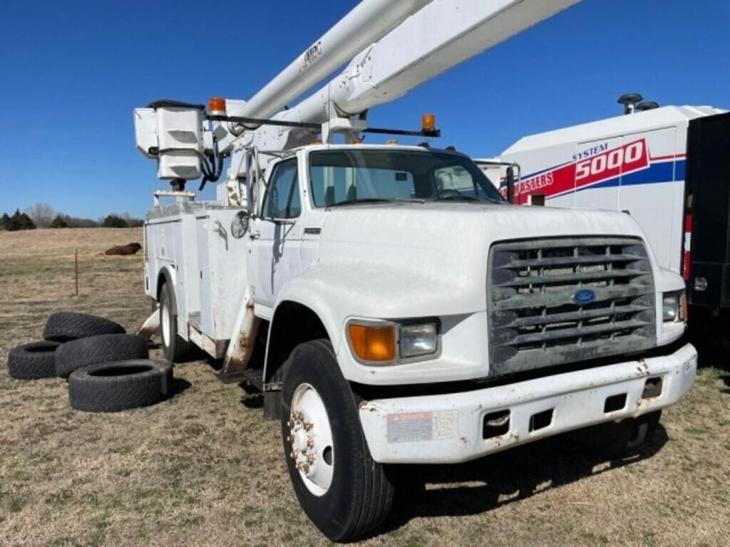 1996 Ford F-800 Equipment Image0