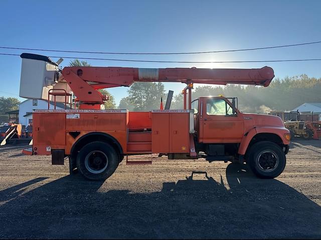 Image of Ford F-800 equipment image 3