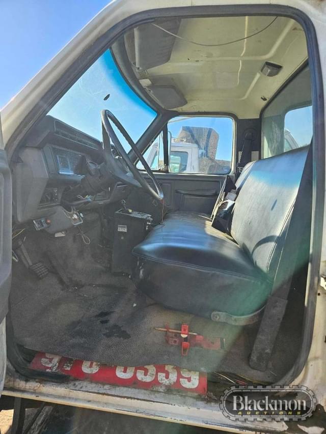 Image of Ford F-800 equipment image 4