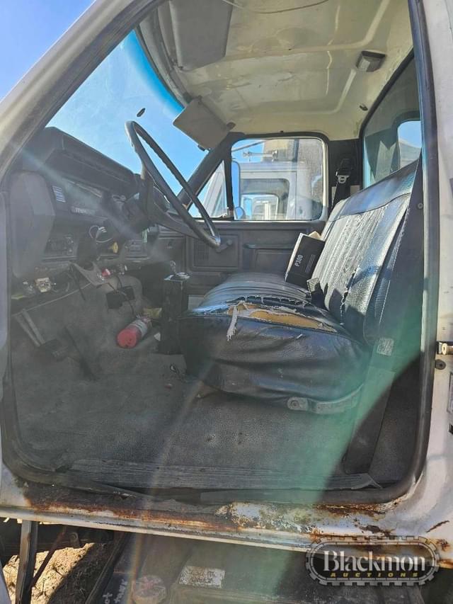 Image of Ford F-800 equipment image 4