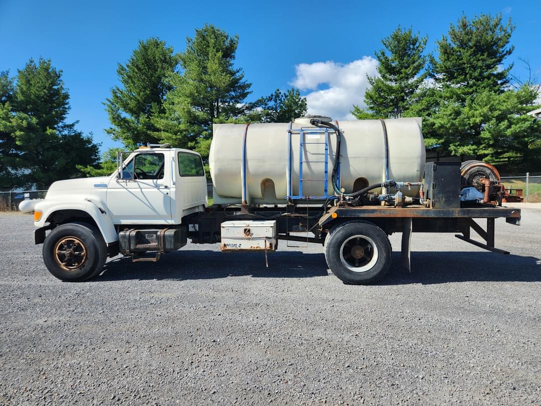 Image of Ford F-800 Primary image