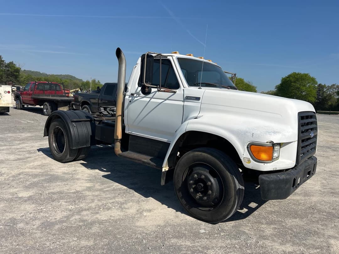 Image of Ford F-800 Primary image