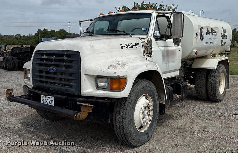 Image of Ford F-800 Primary image