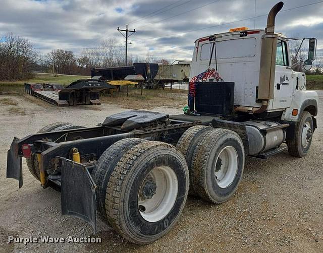 Image of Ford L9000 equipment image 4