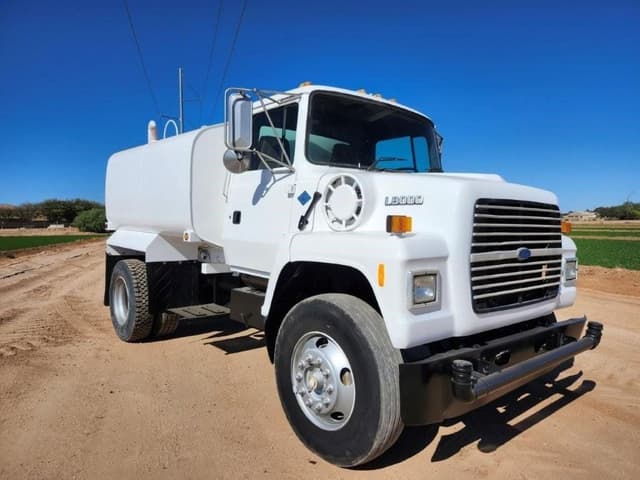 Image of Ford L8000 equipment image 3