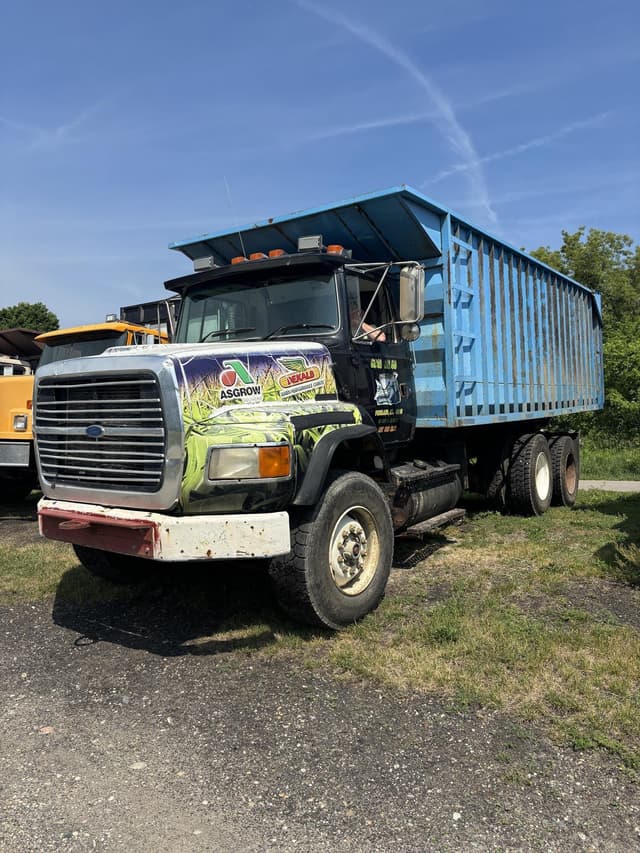 Image of Ford L8000 equipment image 2