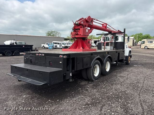 Image of Ford L8000 equipment image 4