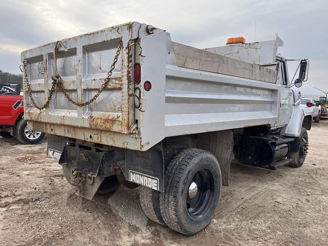 Image of Ford L8000 equipment image 4