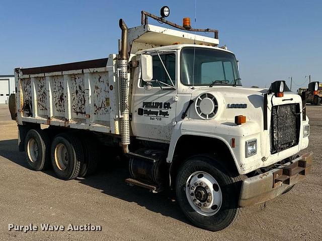 Image of Ford L8000 equipment image 2