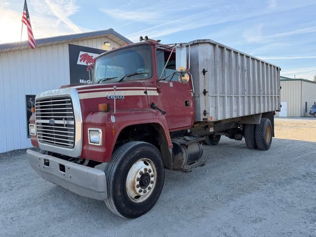 Image of Ford L8000 equipment image 2